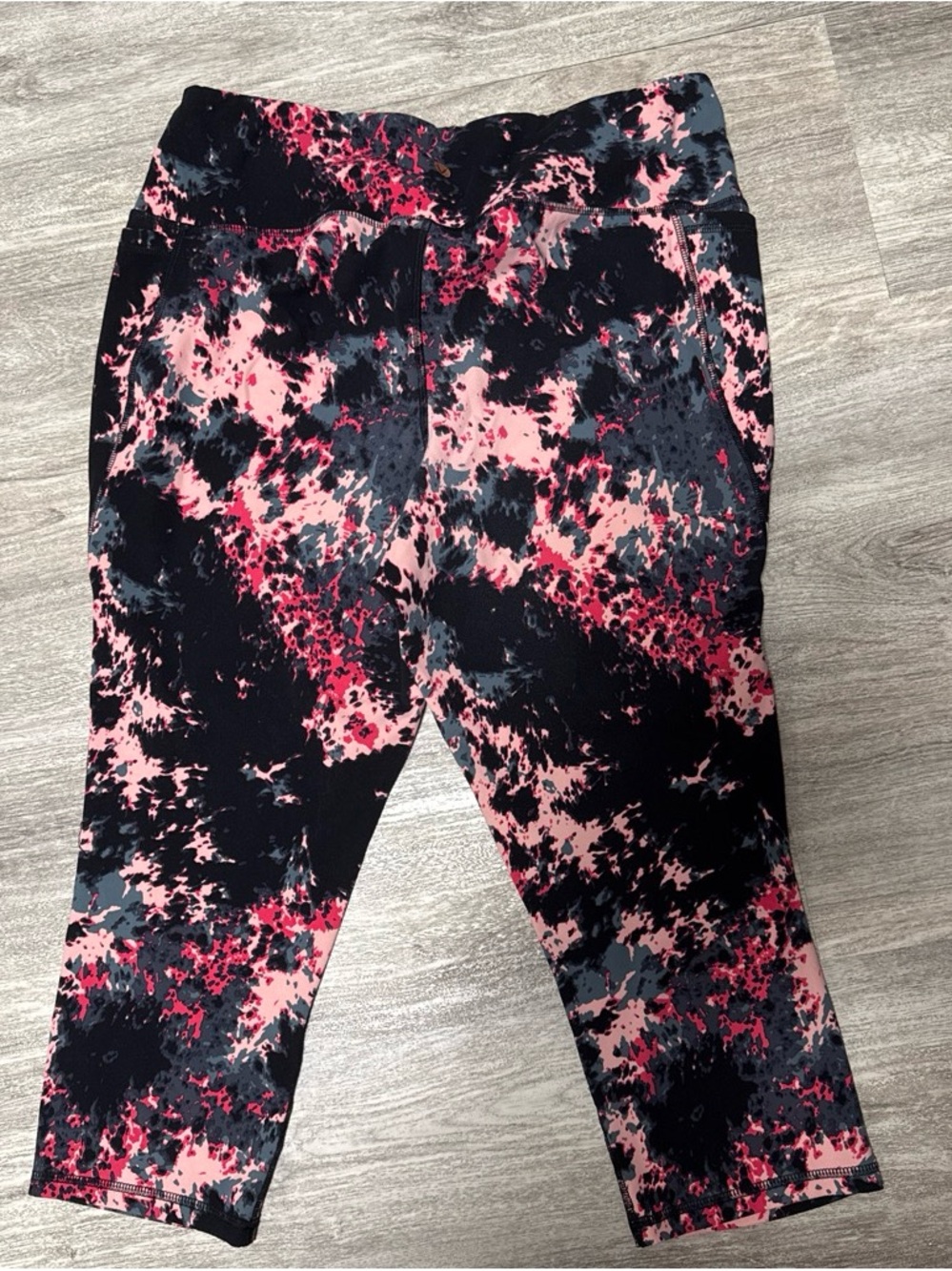 Livi Active Black & Pink Printed Capri Leggings